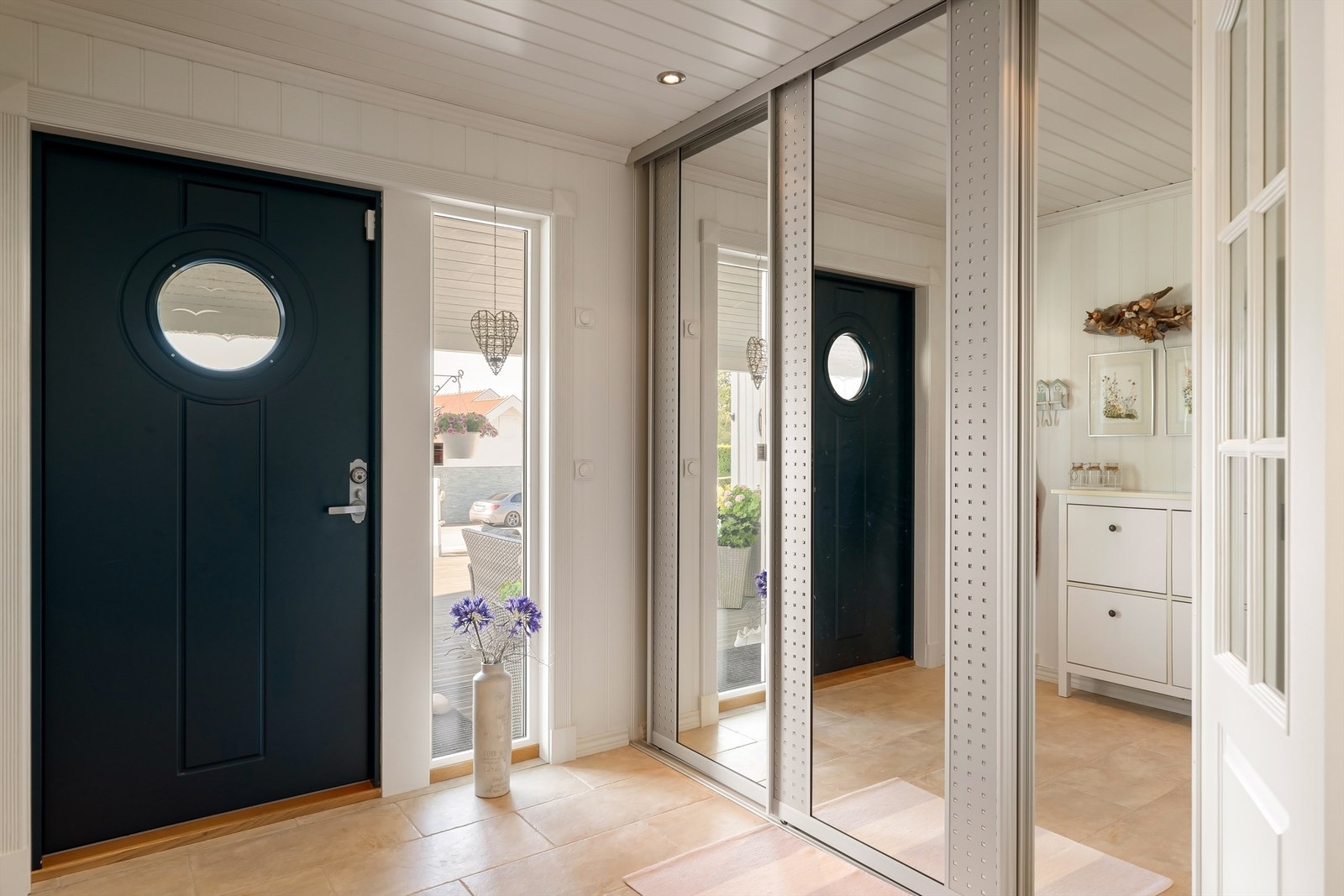 Med yttertøy og sko oppbevart ute av syne og samtidig lett tilgjengelig i skyvedørsgarderoben holdes resten av entreen ryddig. Galleribilde