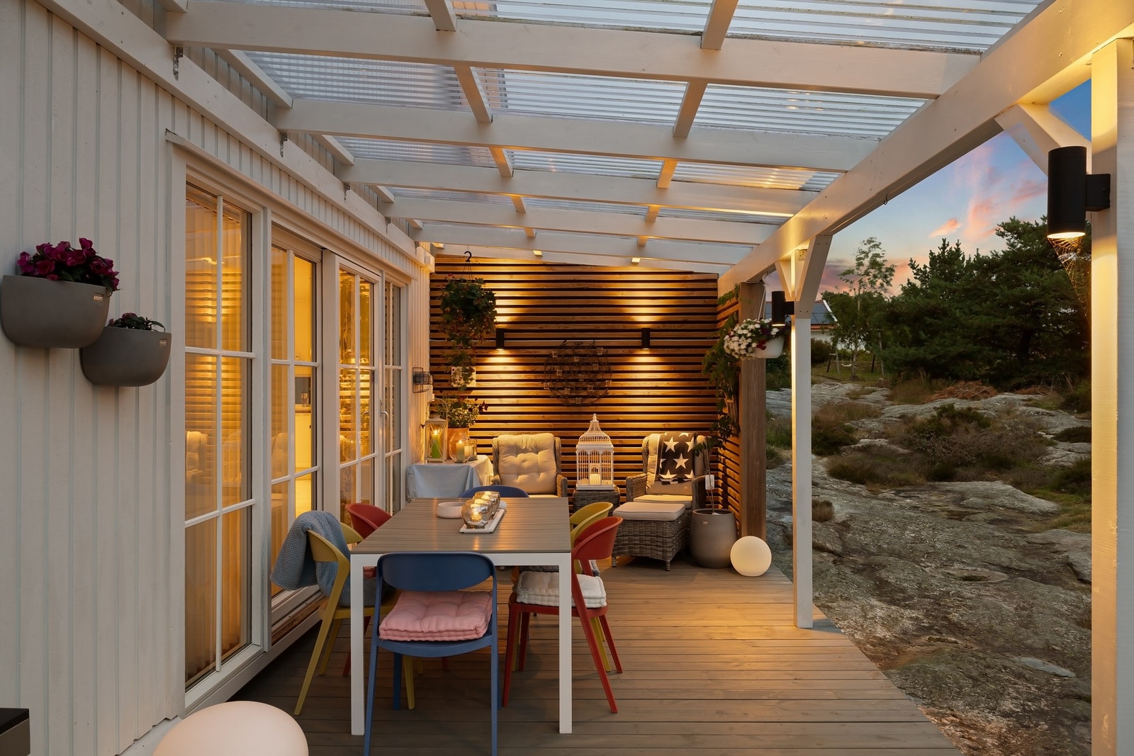 I kroken på terrassen er det lunt og hyggelig å sitte ute - spesielt på de lyse, fine sommerkveldene. Galleribilde