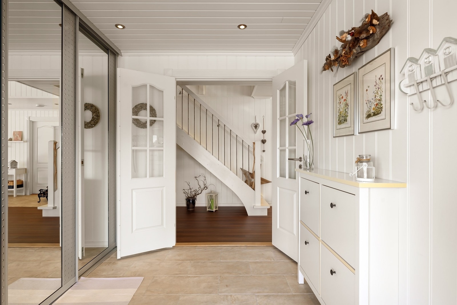 I årets kjøligere måneder er det praktisk at entreen kan lukkes av, slik at kaldere luft ikke siver rett inn til stuen mens ytterdøren er åpen. Galleribilde