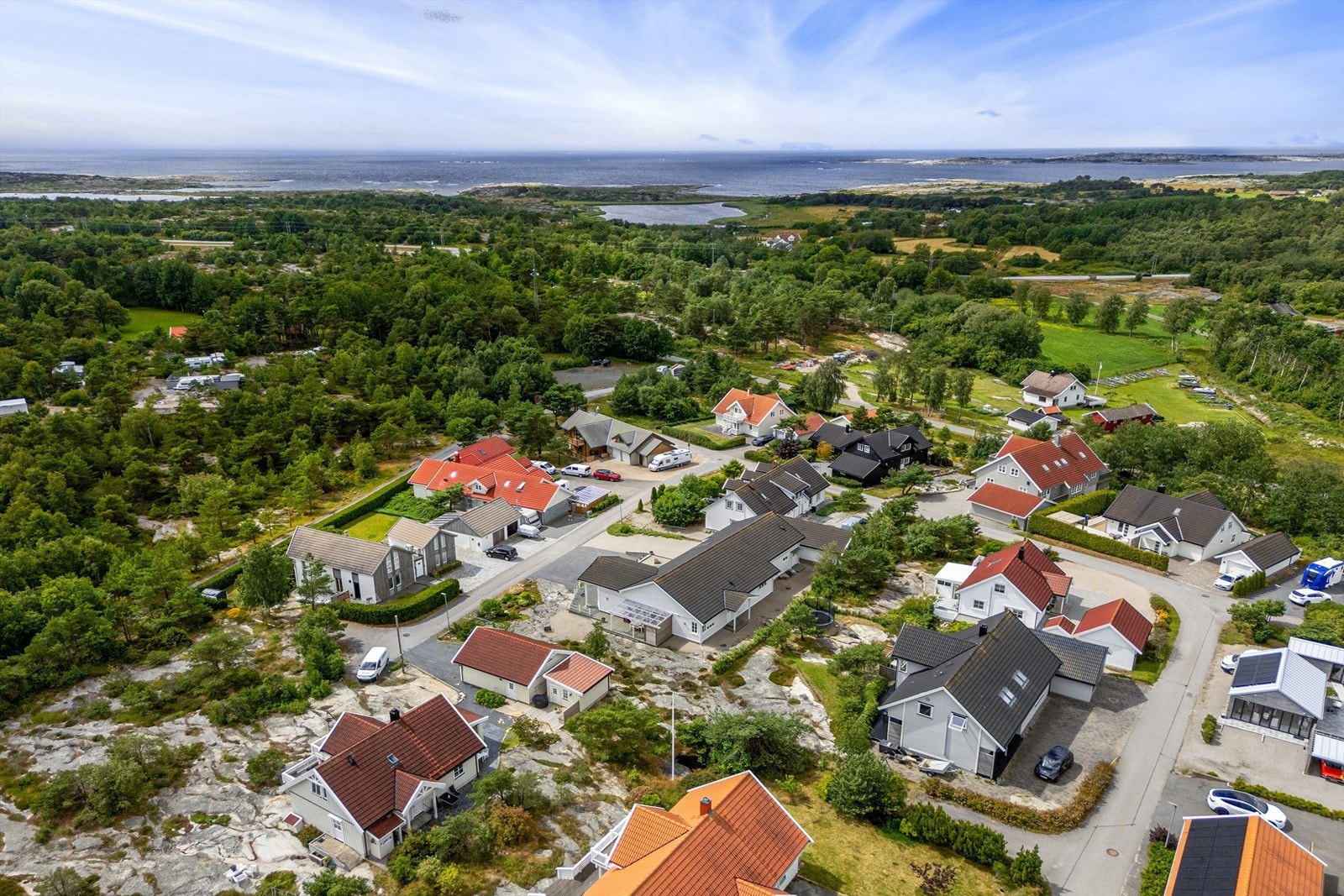 Ekspressbuss mellom Hvaler og Oslo stopper få hundre meter unna. Kjøreturen til sentrum av Fredrikstad tar ikke mer enn 20 minutter. Galleribilde