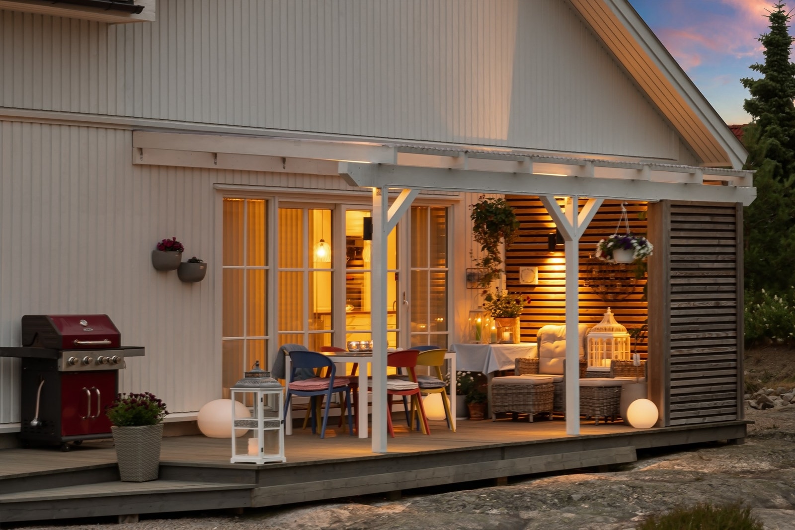 Terrassens østside ble i 2021 utvidet med skjermende overbygg som øker bruksmulighetene. Galleribilde