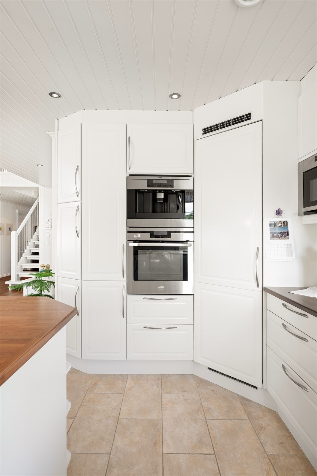 Hvitevarene på kjøkkenet er alle integrert, de fleste fra AEG i tillegg til et stort Norcool kjølehjørne. Ny Grundig oppvaskmaskin ble installert rundt 2000. Galleribilde