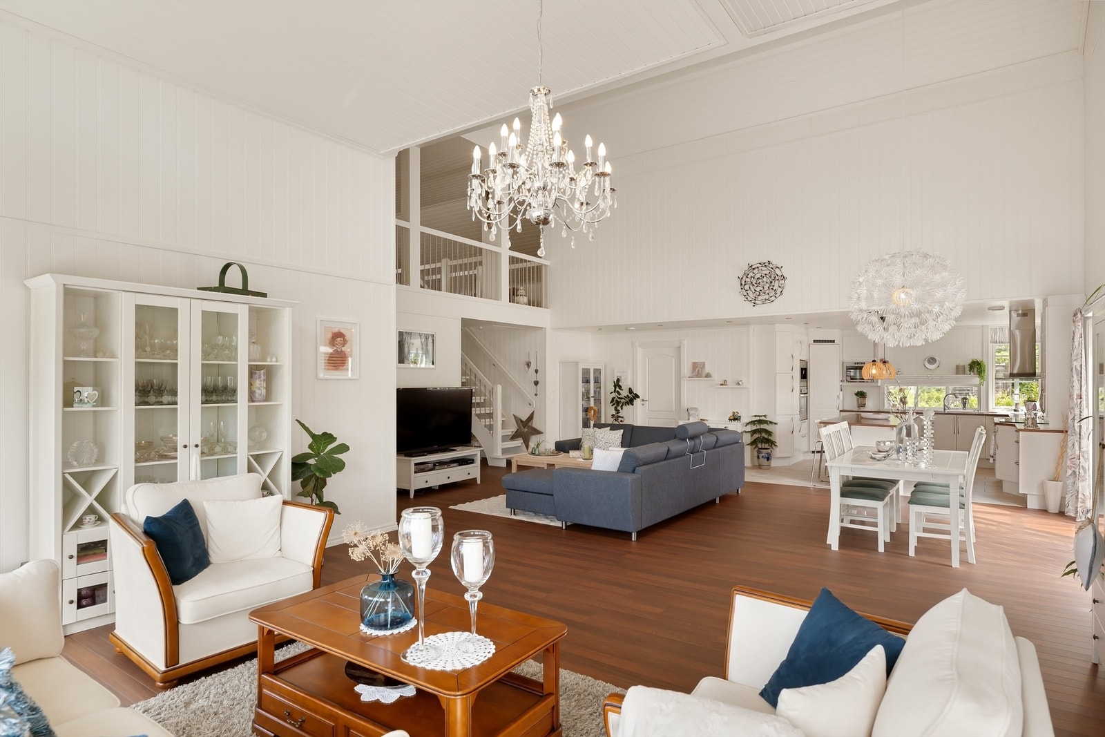 Stuen og kjøkkenet utgjør til sammen en over 80 kvm. stor sosial sone. Galleribilde