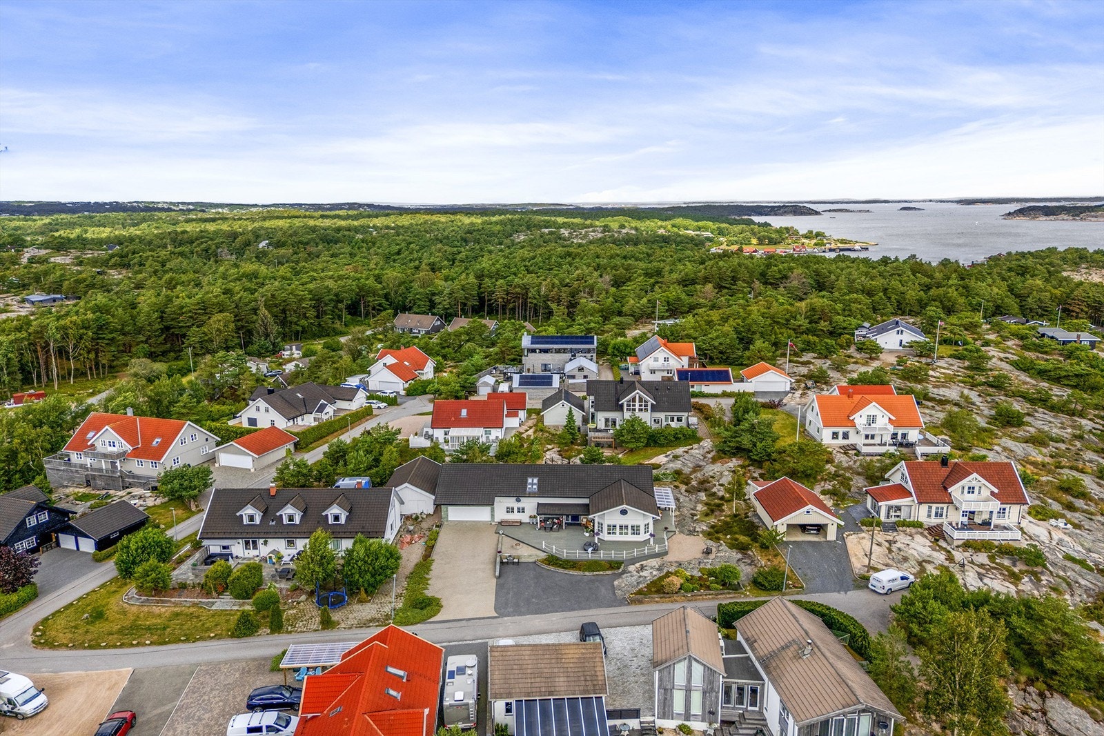 Nabolaget er svært fredelig, uten gjennomgangstrafikk og har en god sammensetning med blant annet flere småbarnsfamilier. Galleribilde