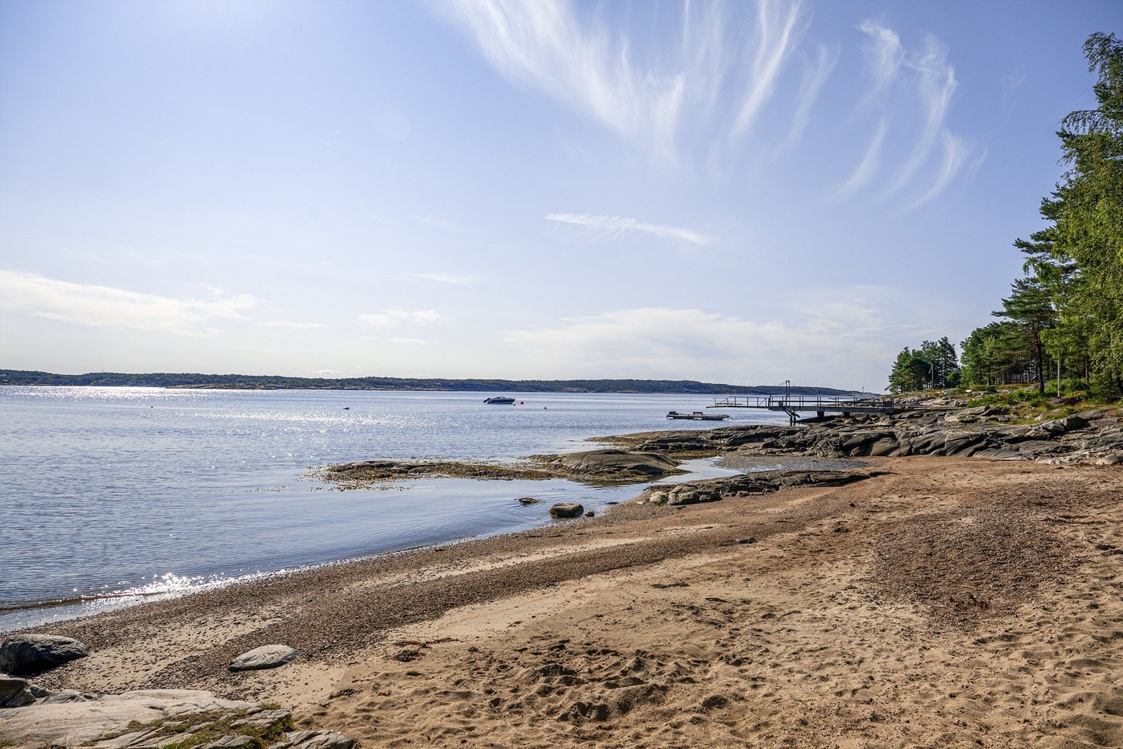 Rundt på øya og i Hvaler-skjærgården for øvrig finnes badesteder i rikt monn. Flere er tilgjengelig kun til fots og derav svært fredelige. Galleribilde