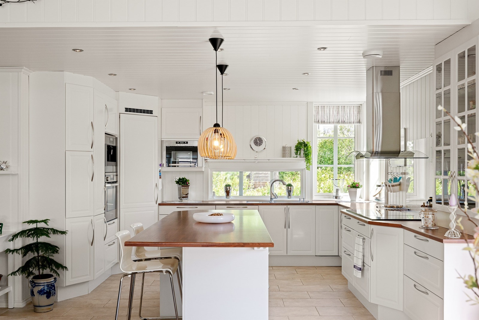 Mange oppbevaringsmuligheter kombinert med meterlange arbeidsflater gjør kjøkkenet meget bruksvennlig. Praktisk er det også med dobbel underlimt vask. Galleribilde