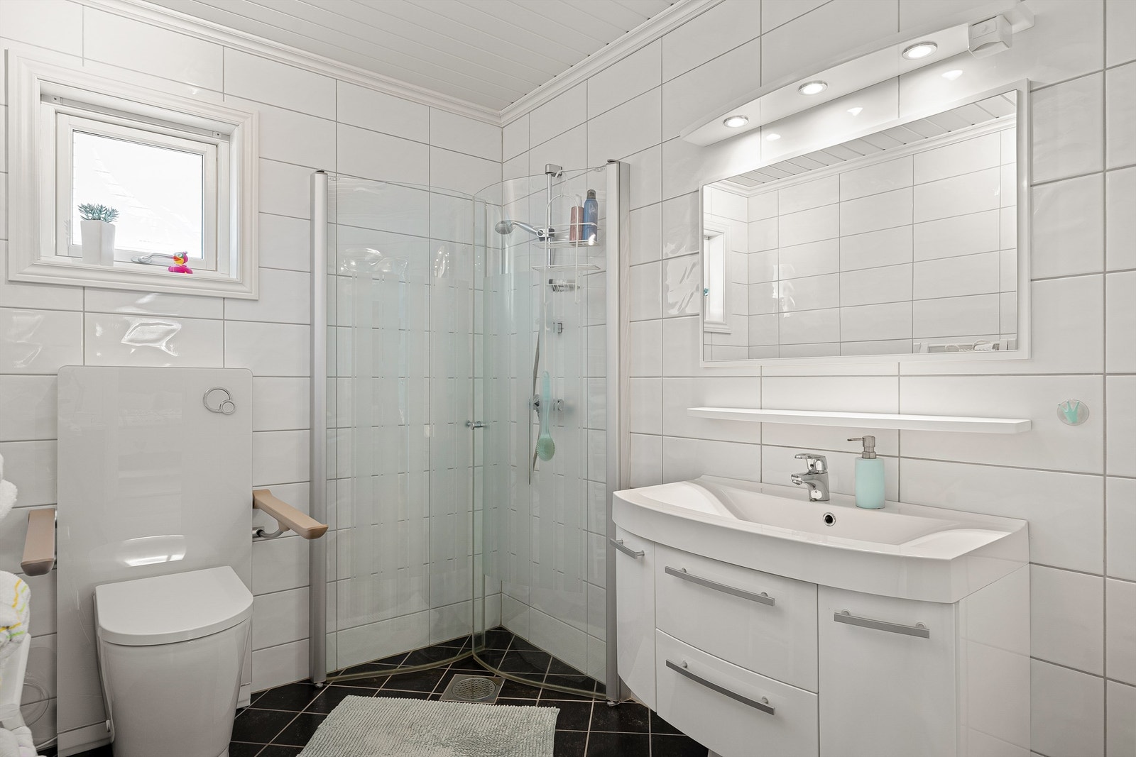 Bad II er også fullt utstyrt og lett tilgjengelig fra gangen mellom soverommene. Galleribilde