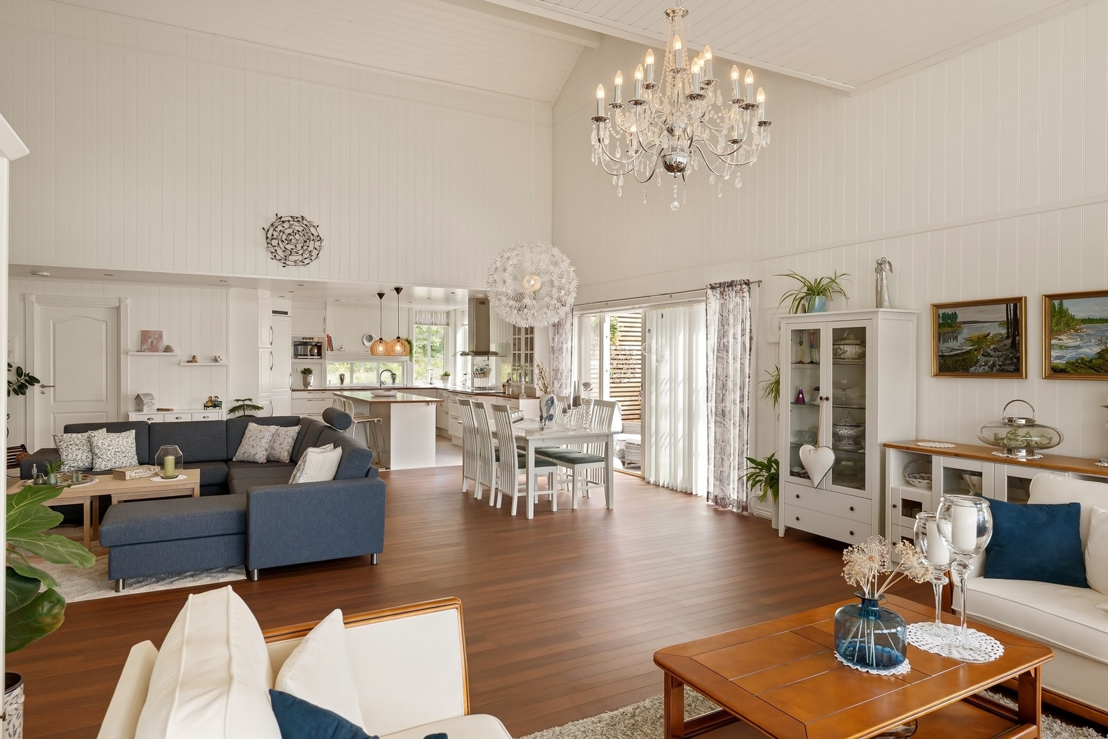 Stuen egner seg ypperlig for selskap og samvær. Den imponerende takhøyden gir en luftig og romslig atmosfære. Galleribilde