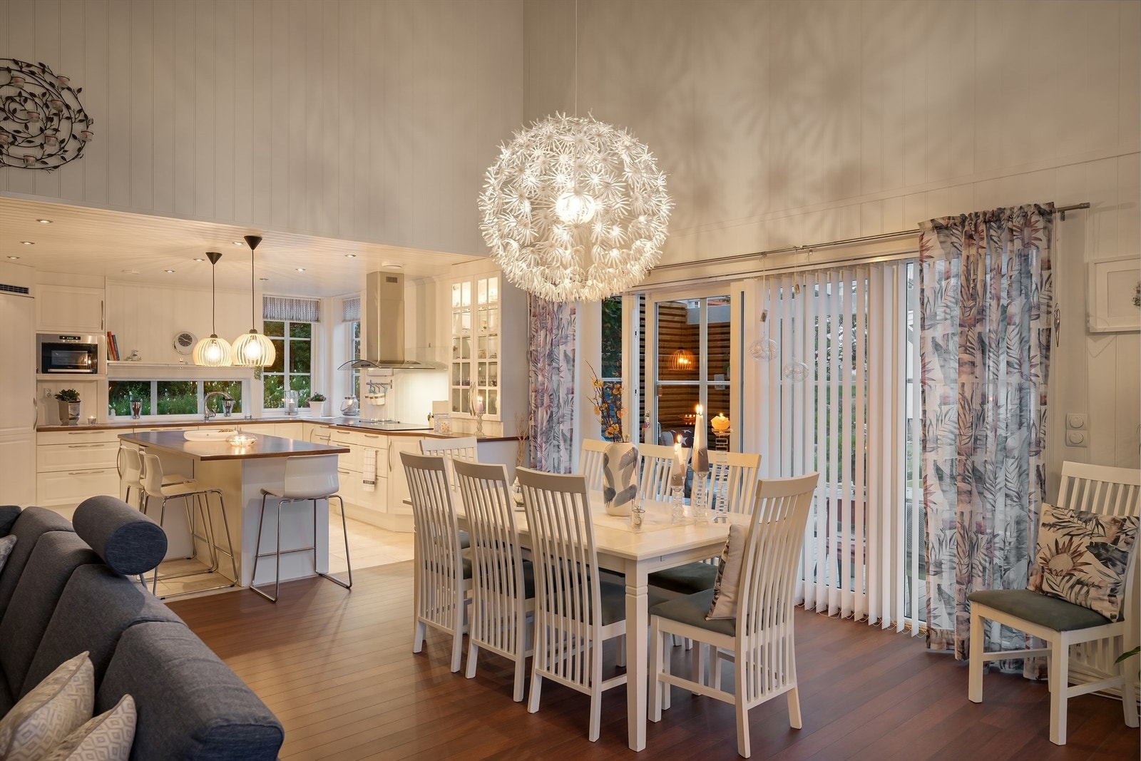 Kjøkkenets smarte barløsning passer like godt for mindre måltider i hverdagen som for en aperitiff før maten om du har gjester på middagsbesøk. Galleribilde