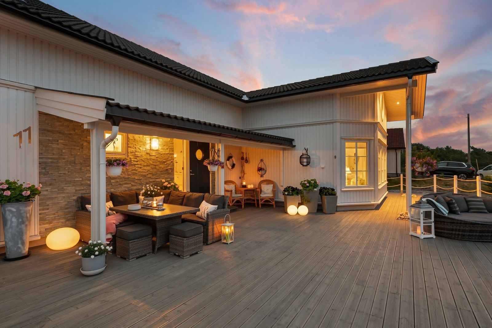 En sammenhengende ett-plans terrasse på omfangsrike 140 kvm. er oppført rundt boligens solfylte sider. Galleribilde