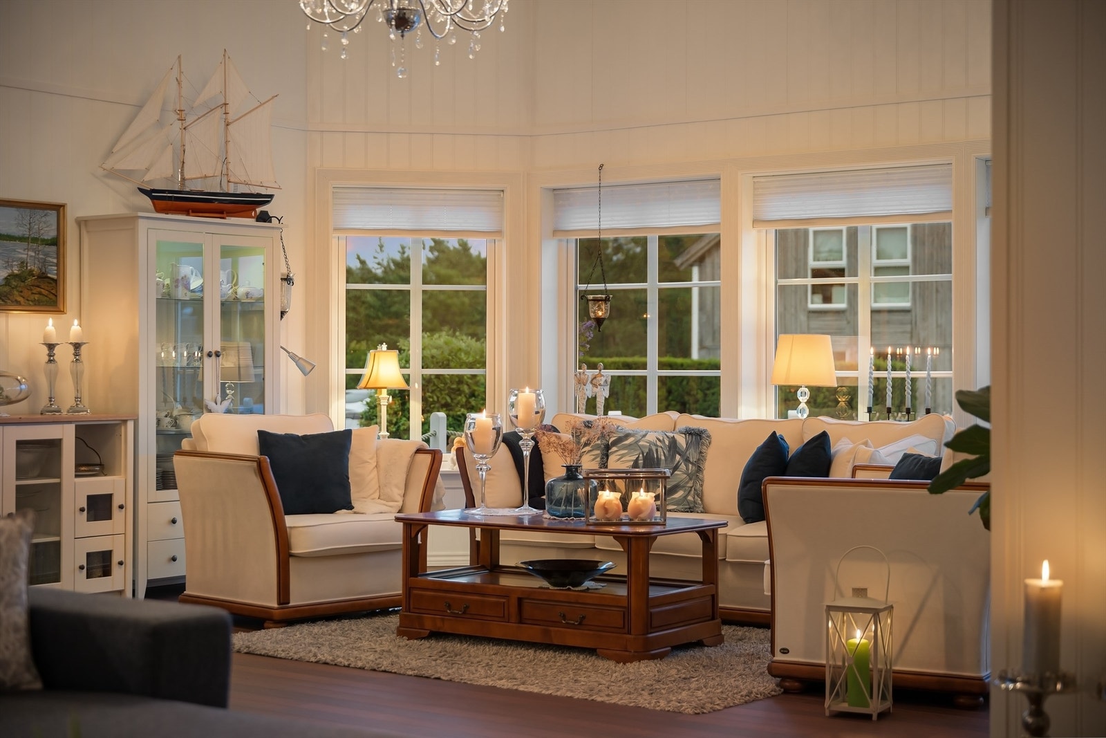 Vannbåren omfordeling av bergvarme gir lune gulv og energi-økonomisk oppvarming av så vel stuen som alle øvrige rom. Galleribilde