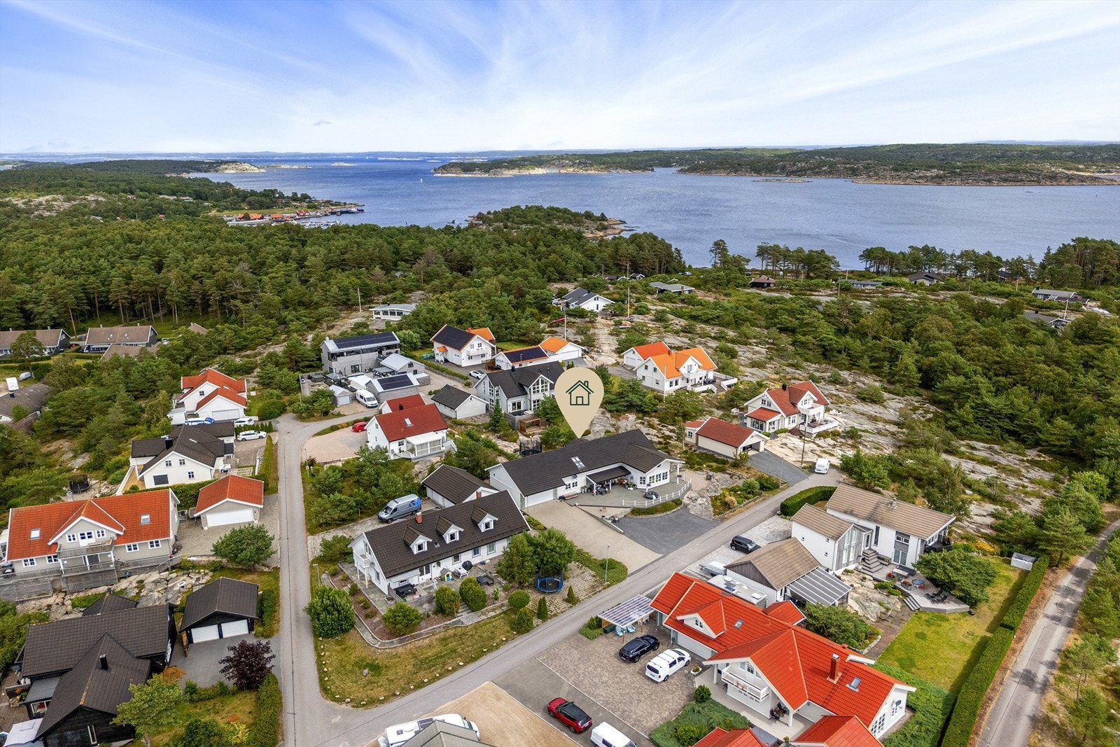 I maleriske omgivelser midt på Asmaløy ligger den innholdsrike eneboligen i Søndre Skipstad 11. På samme øy finnes både skoler og barnehager. Galleribilde