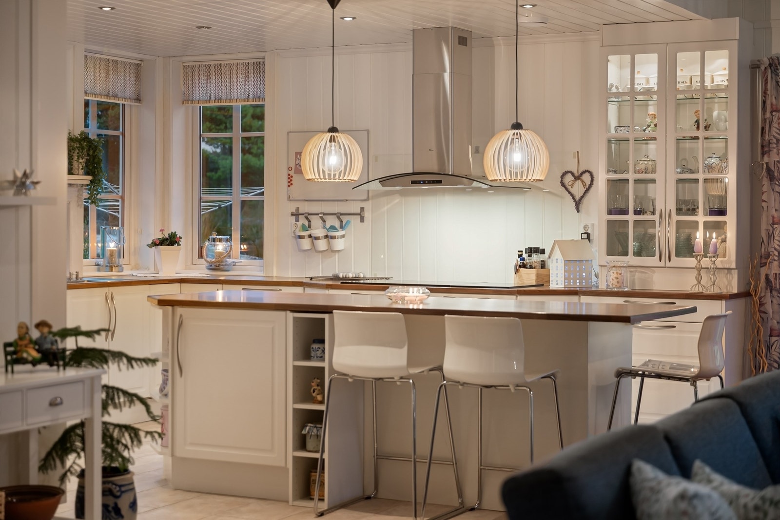 Kjøkkenet har kvalitetsinnredning fra Norema med den store og frittstående øyen i sentrum. Galleribilde