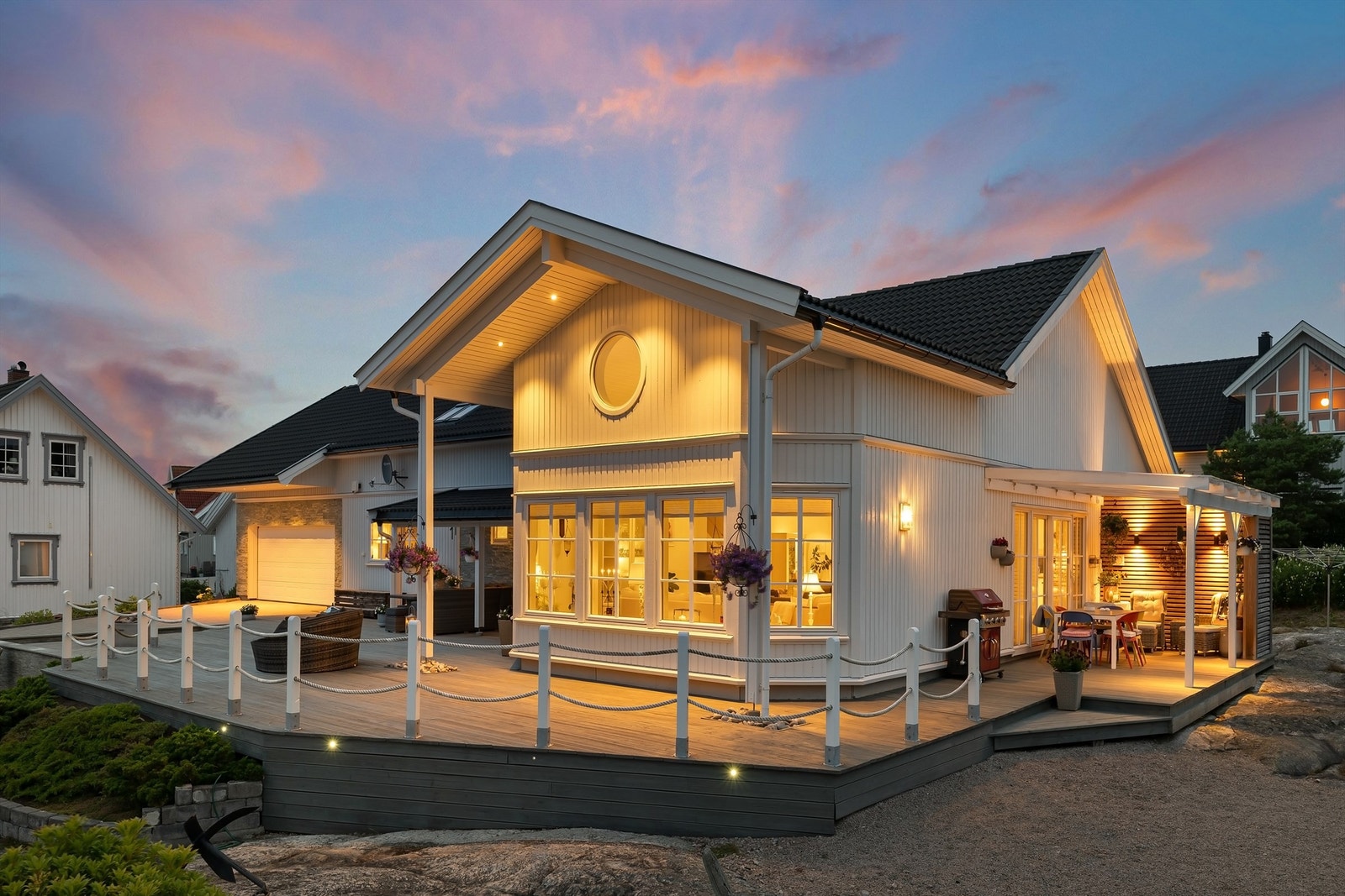 Gjennom egenartet arkitektur med innslag av maritim inspirasjon skiller boligen seg positivt ut i mengden. Galleribilde