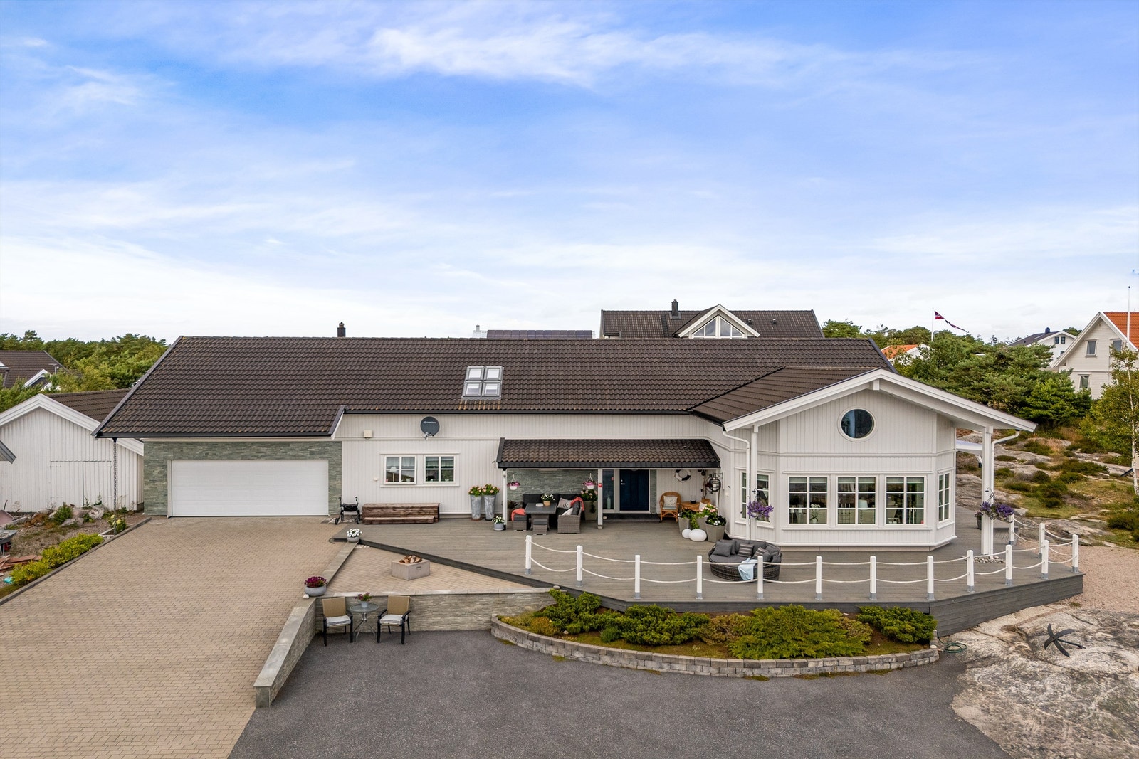 Boligen er oppført med påkostet standard, deriblant bergvarme fra egen energibrønn. Med mange praktiske kvaliteter og det meste på én flate er den velfungerende i de fleste livssituasjoner. Galleribilde