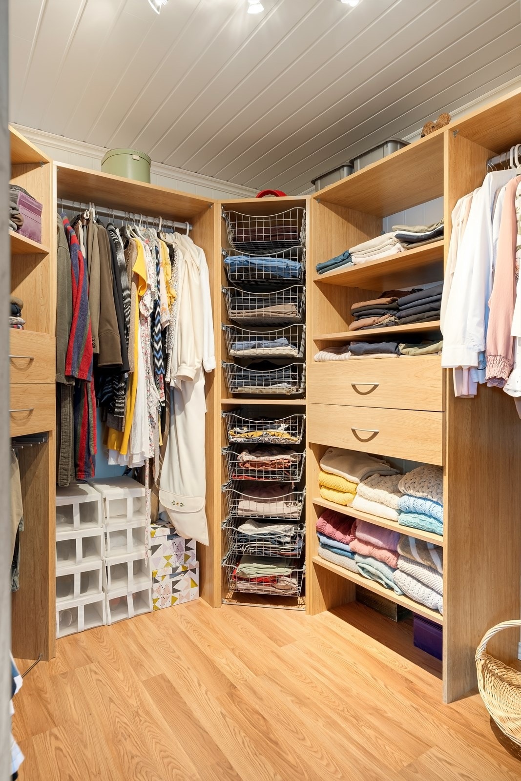 Walk-in closet gir oversikt, orden og enkel tilgang til både klær og tilbehør - alt samlet på ett sted. Galleribilde