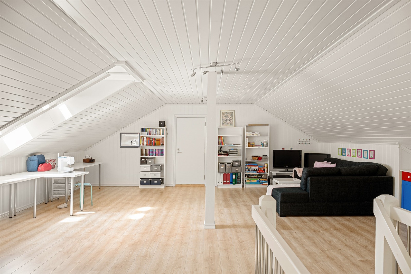 Det foreligger rammetillatelse for bruksendring av hems til ekstra soverom. Galleribilde