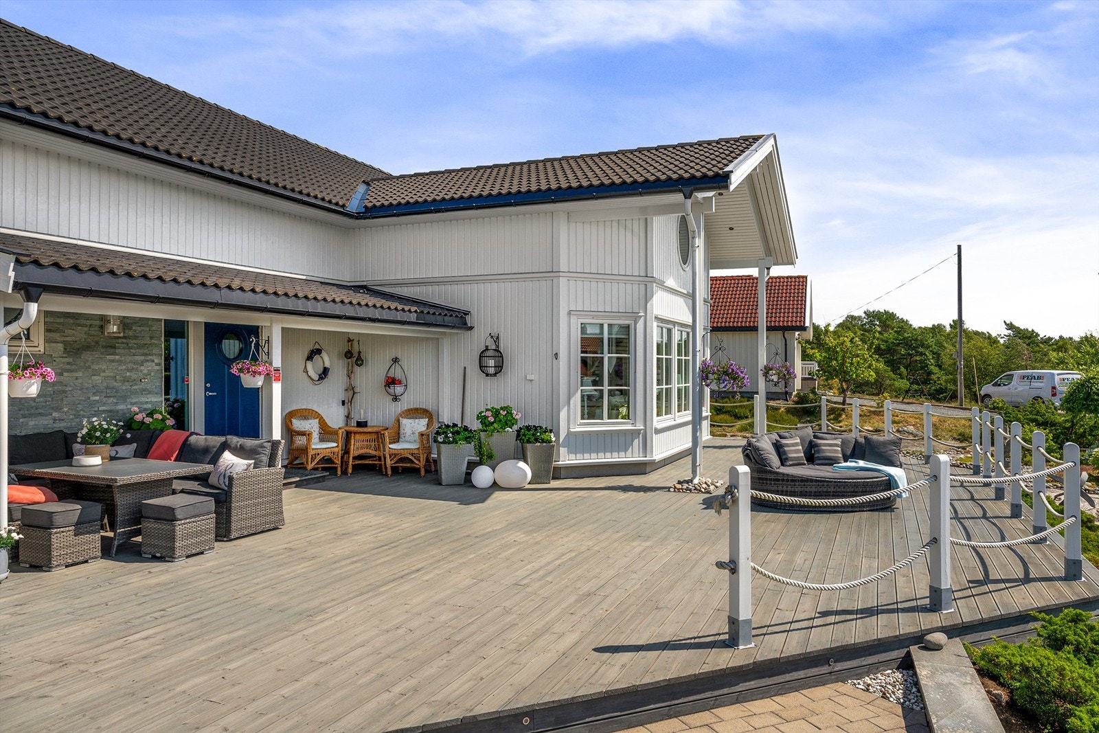 Den store terrasseflaten kan enkelt deles inn i mindre soner. Med hagemøbler, blomster og planter får uterommet et personlig preg. Galleribilde