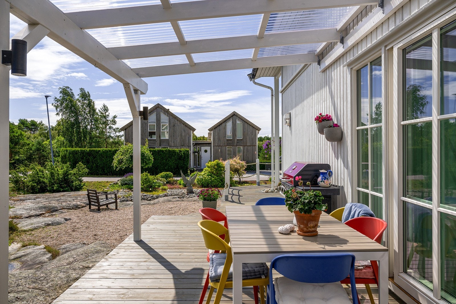 Solforholdene er meget gode. Dagen gjennom er det alltid et sted med sol utenfor, på terrassens østside fra tidlig morgen sommerstid. Galleribilde