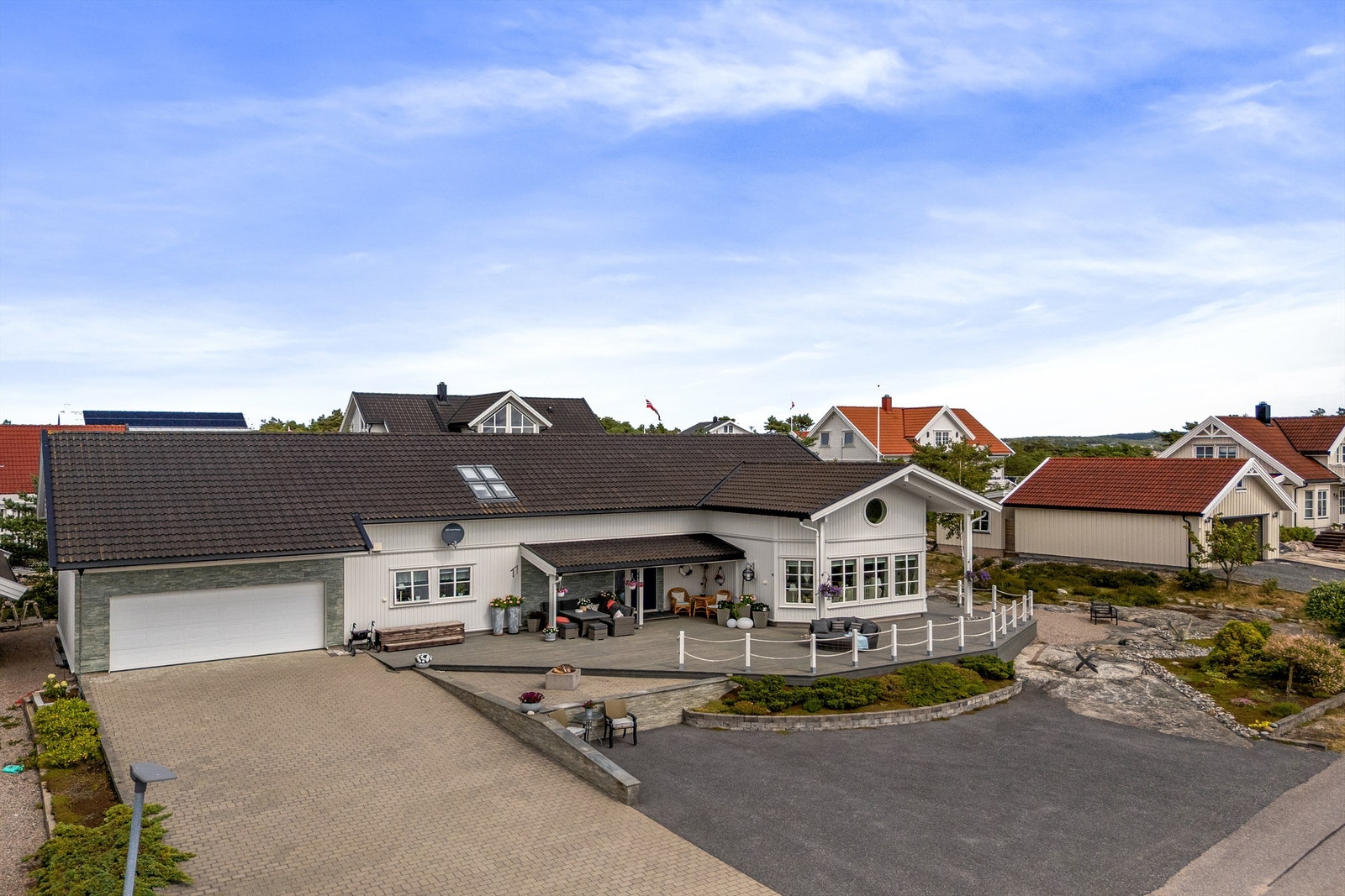 Gjennom innvendig sluse kan du gå tørrskodd til og fra den oppvarmede dobbelgarasjen - upåvirket av værforholdene utenfor. Garasjen har også dør ut bakveien. Galleribilde