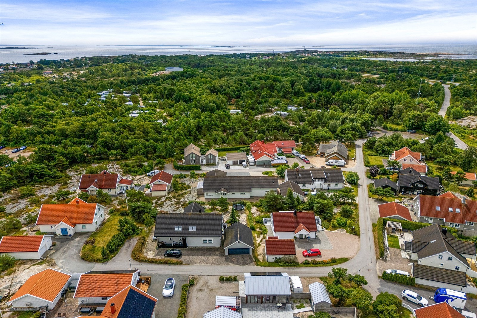 Med havgapet rett utenfor og smult farvann innenfor er sjøen omkring et eldorado for alle som liker båtlivet. Galleribilde