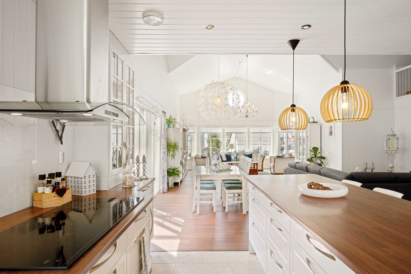 Kokesonen er ekstra bred og består av to platetopper som betjenes individuelt. Ventilatoren ble skiftet ut så nylig som i 2024. Galleribilde