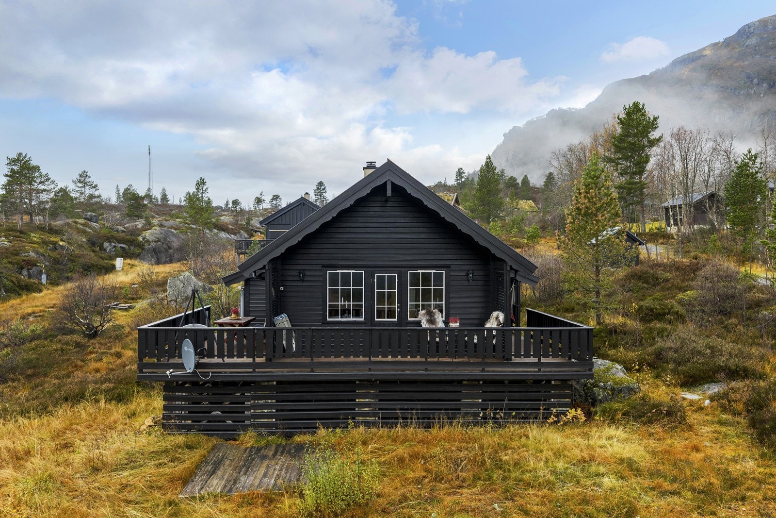 Dette er en koselig hytte med en gjennomtenkt planløsning som passer godt for både familier og hyggelige sammenkomster. Galleribilde