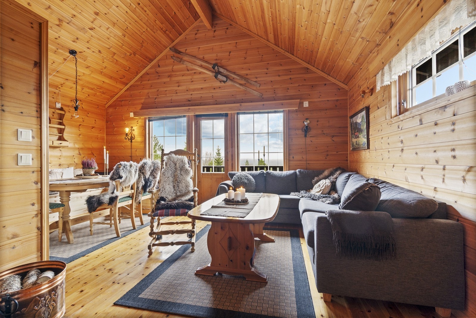 Hytten har en romslig og åpen stue- og kjøkkenløsning med god plass til både sofagruppe og spisebord. Galleribilde