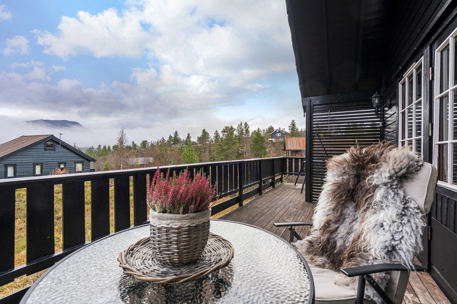 Terrassen strekker seg rundt mye av fritidsboligen slik at man kan nyte gode solforhold. Galleribilde