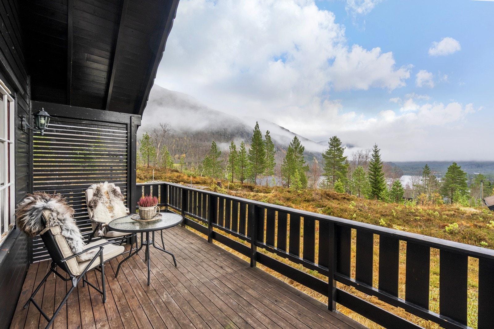 Her er det god plass til å lage en koselig sittegruppe og nyte den fantastiske naturen. Galleribilde