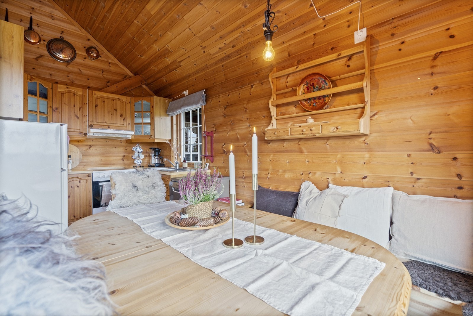 Den åpne løsningen mot spiseplassen gjør det enkelt å inkludere hele familien i matlagingen og skaper en sosial og hyggelig atmosfære rundt måltidene. Galleribilde