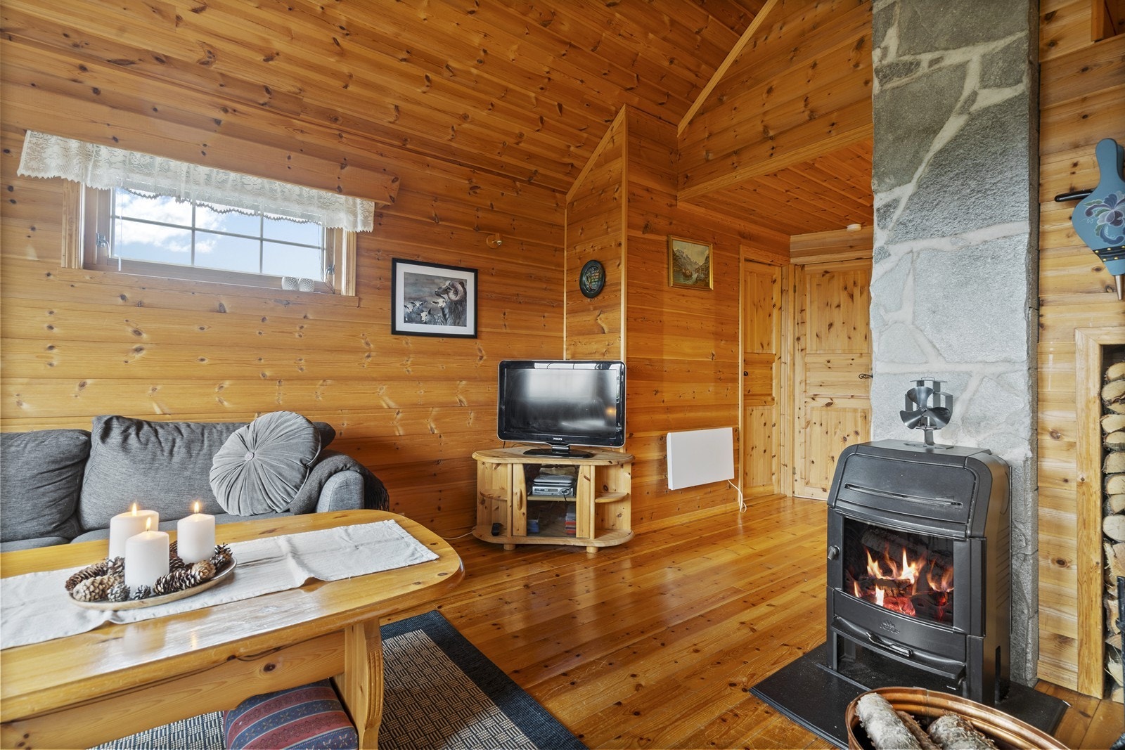 I stuen er det montert en peis som gir god varme på kjølige dager. Galleribilde