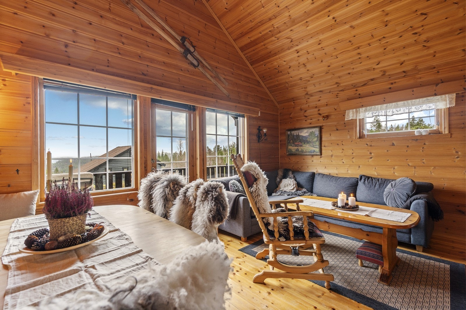 Fra stuen er det direkte utgang til hyttens terrasse, hvor du kan nyte en nydelig utsikt mot Løyningsvatnet. Galleribilde
