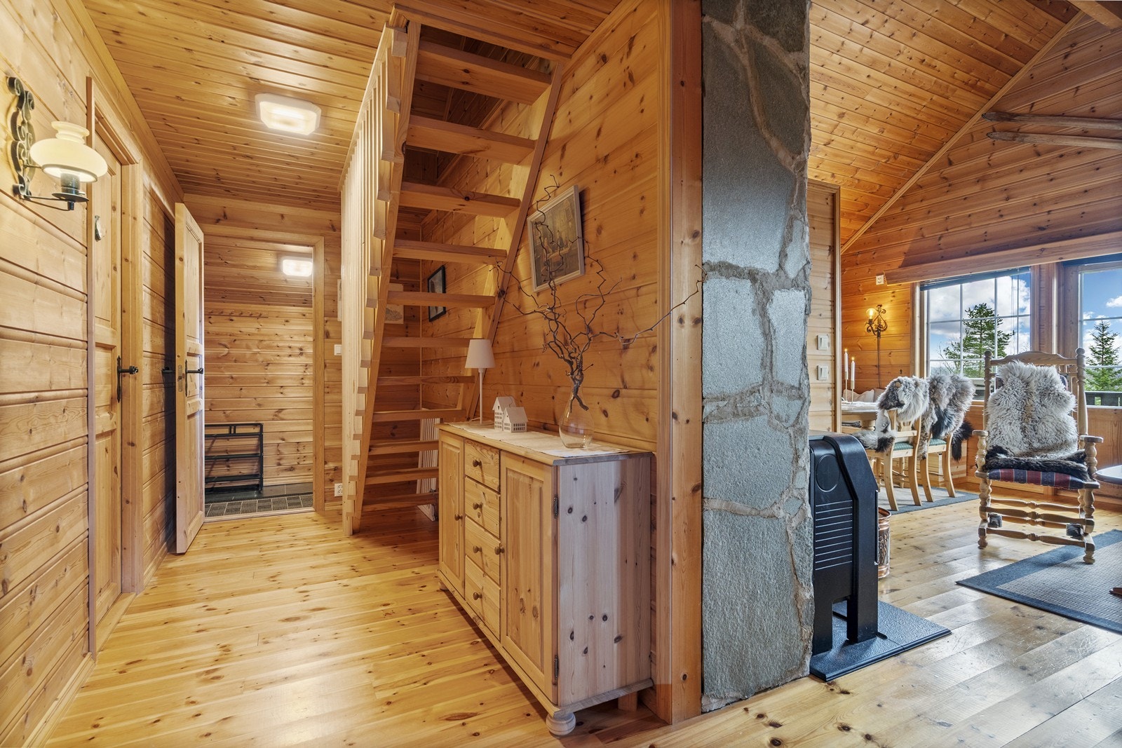 Du ønskes velkommen inn i et praktisk vindfang med plass til å henge fra seg yttertøy og sko. Videre kommer du inn i en gang som gir tilgang til alle rom i hytten. Galleribilde