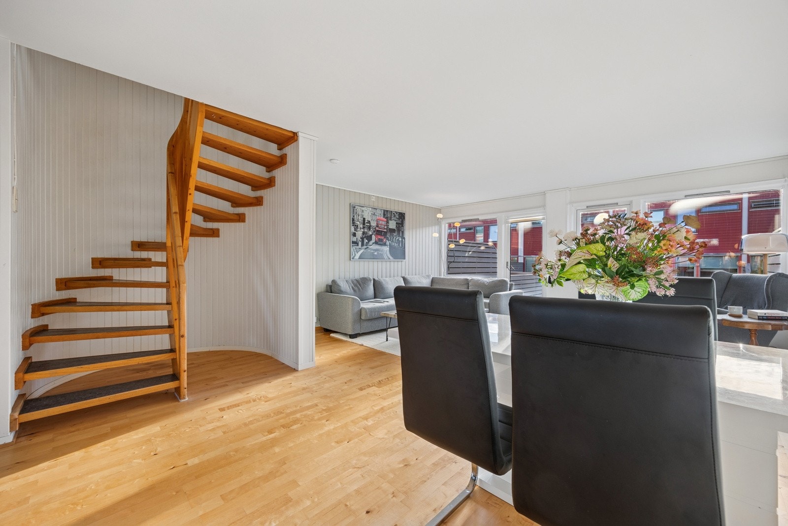 Oppholdsrommet oppleves lyst og luftig med vindusflater ved begge endevegger. Galleribilde