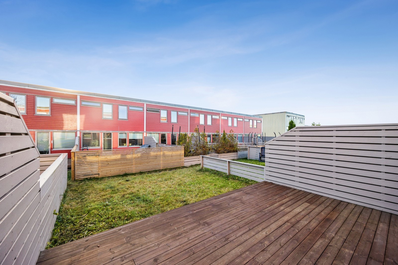 Rekkehuset har store, fine uterom på begge sider, slik at man på godværsdagene kan flytte seg etter solen og nyte den gjennom hele dagen. Galleribilde