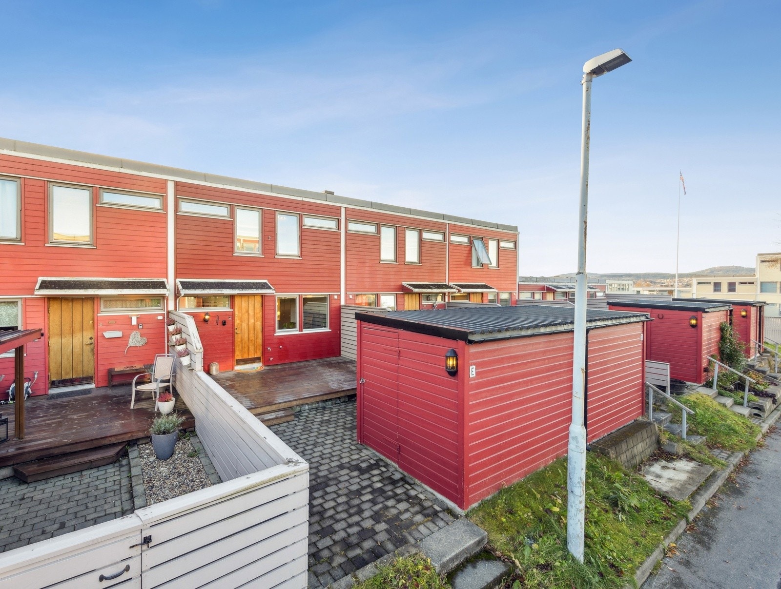 Boligen går over 2 plan og har en meget god planløsning. Solrike uteplasser foran og bak. Galleribilde