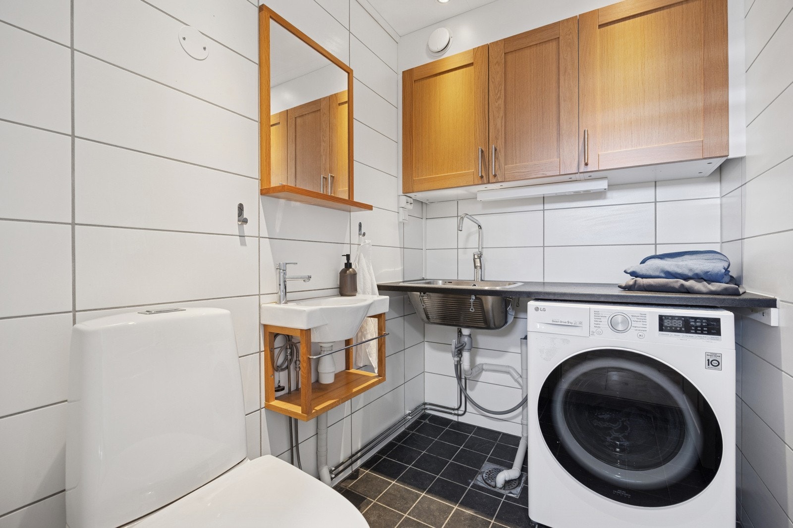 Vaskerommet, som var nytt i 2016, er utstyrt med servant, utslagsvask, toalett, benkeplate til bretting av klær og skap til oppbevaring. Galleribilde