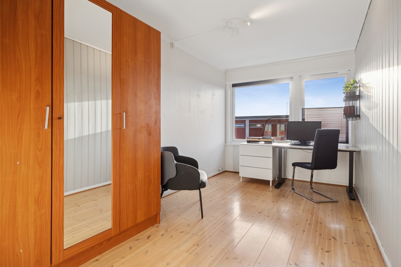 Alle soverom har radiatorer med fjernvarme som sikrer jevn og komfortabel temperatur året rundt. Galleribilde