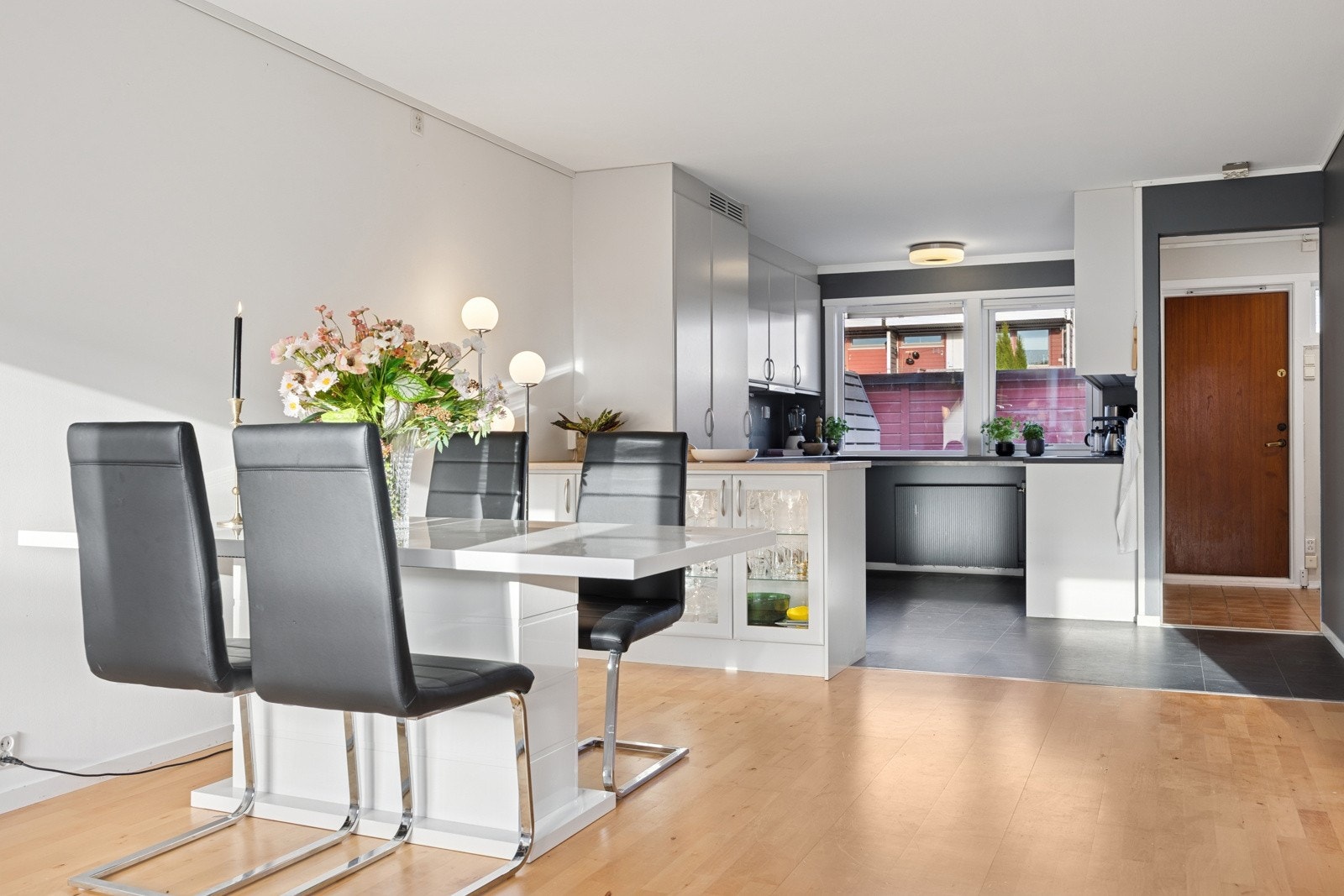 Fra entréen ankommer man oppholdsrommet i form av stue og kjøkken. Galleribilde