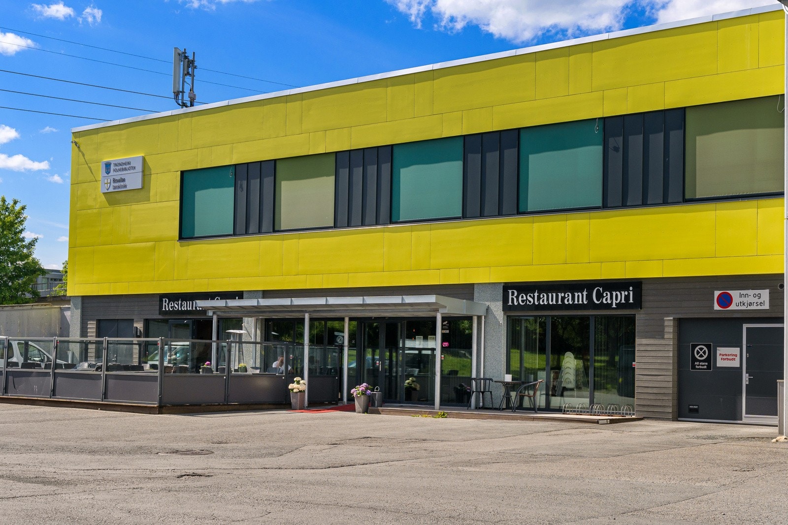 Restaurant Capri på Risvollan senter rett ved. God mat og god service. Galleribilde