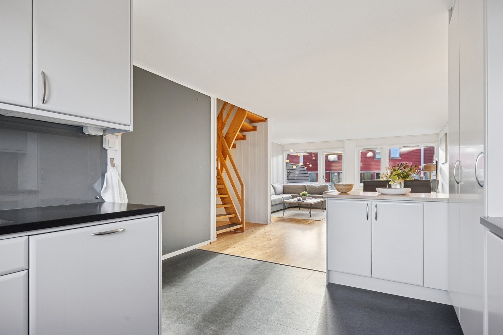 Det er medfølgende hvitevarer i form av oppvaskmaskin, stekeovn, platetopp og x. Galleribilde