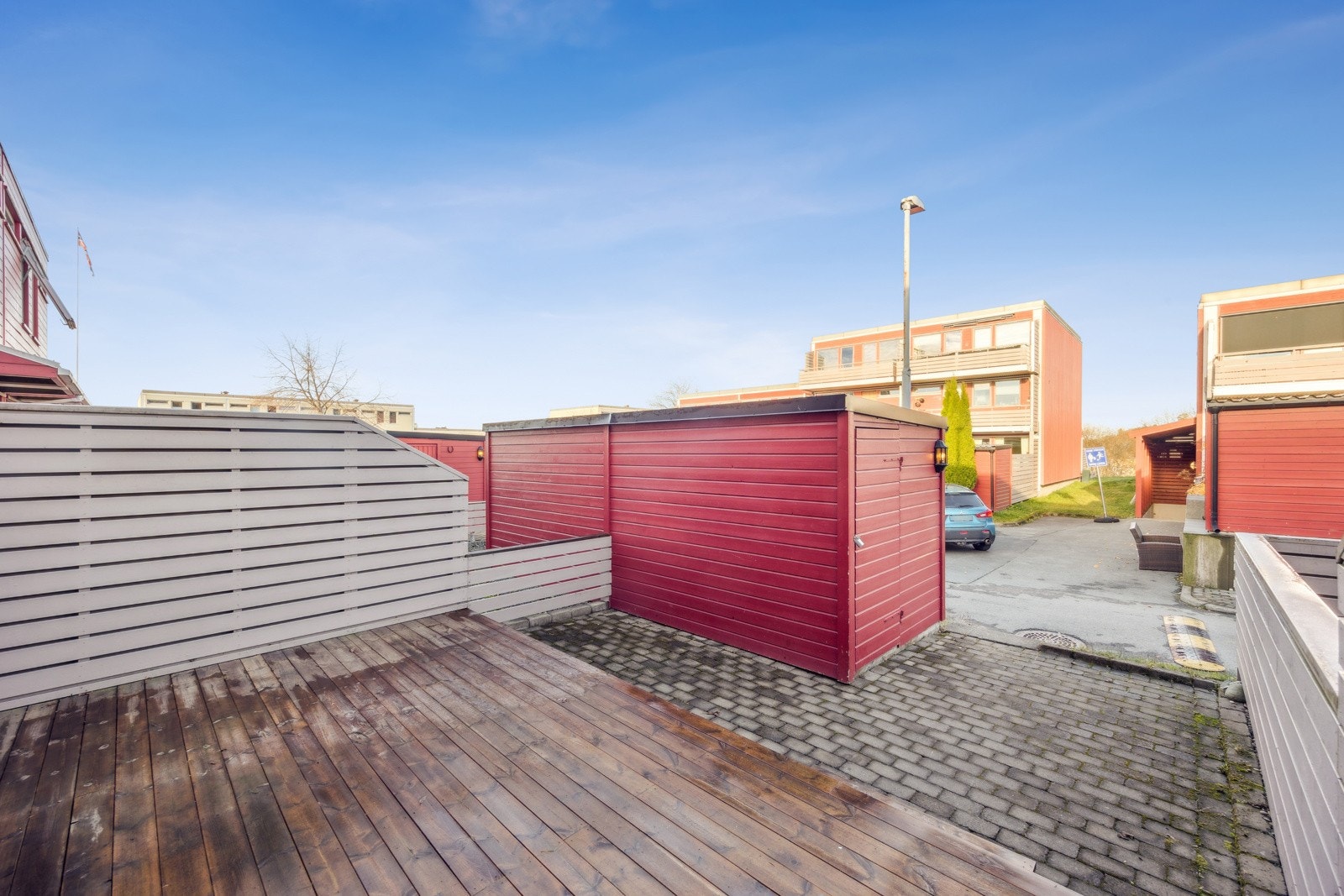 Ved inngangspartiet er det satt opp en utvendig bod for oppbevaring av sportsutstyr, ski, barnevogn m.m. Det er innlagt strøm i boden. Galleribilde