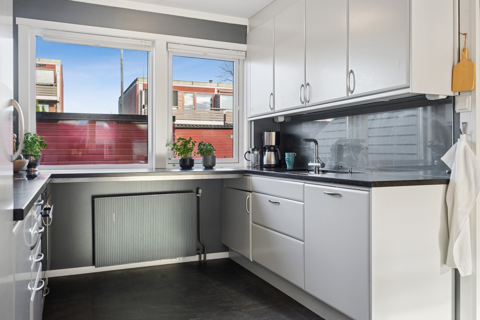 Kjøkkenet har en praktisk utforming, rik på lagringsplass og med gode benkeplater. Galleribilde