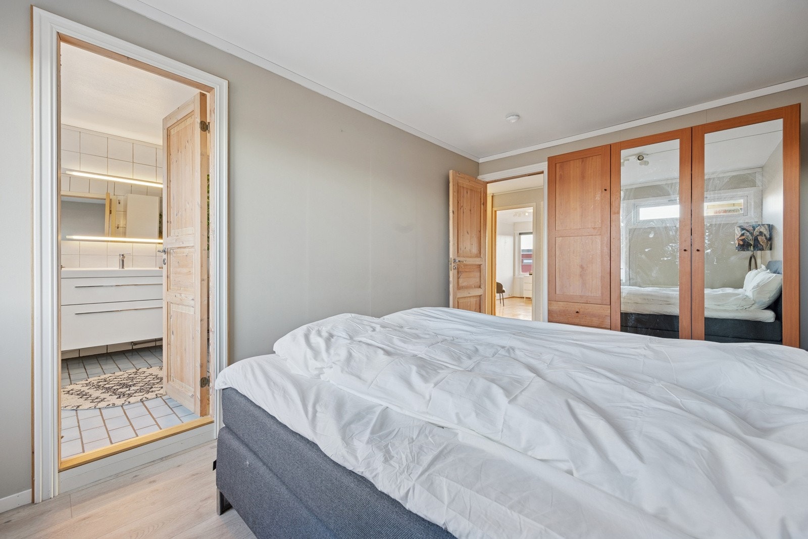 Hovedsoverommet måler 12 kvm, og de øvrige soverommene 10 kvm og 11,5 kvm. Galleribilde