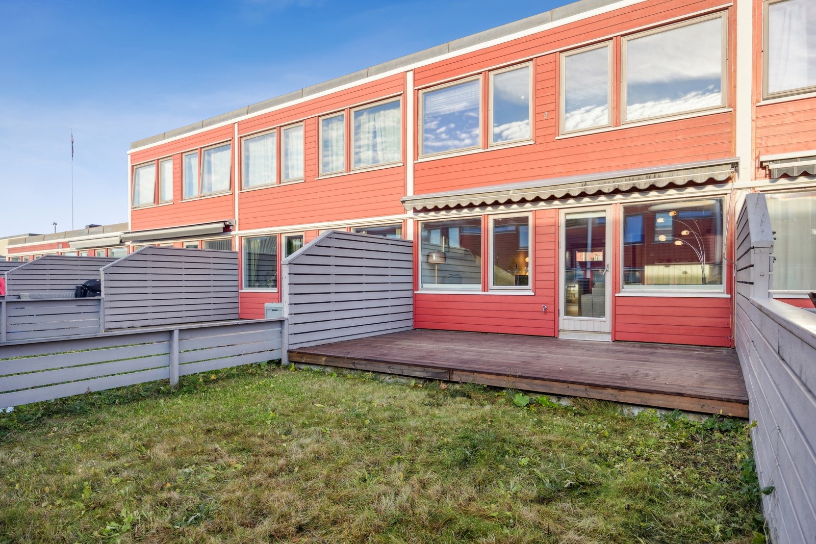 Fra stuen kan du nyte direkte adkomst til en solrik, sørvestvendt terrasse med videre tilkomst til en grønn og barnevennlig hageflekk. Galleribilde