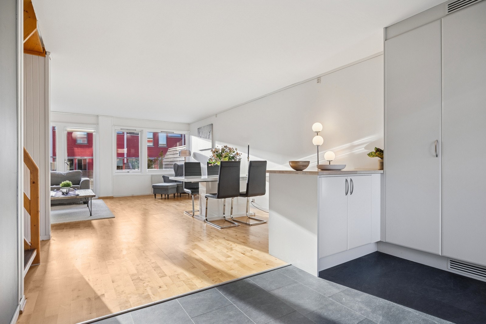 Fra kjøkkenet er det glidende overgang til stuen. Galleribilde