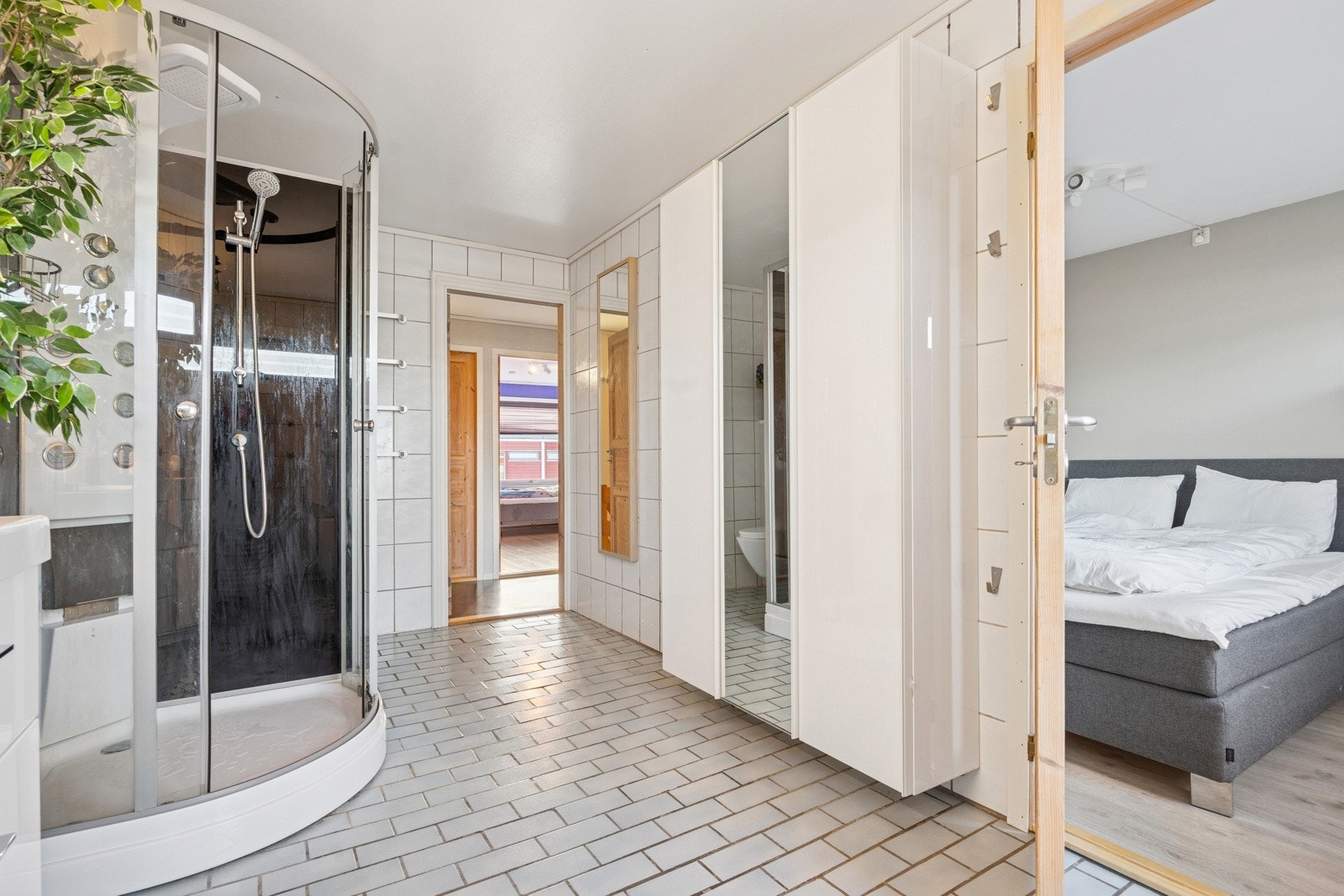 Hovedsoverommet har egen inngang til badet - en praktisk og komfortabel løsning i hverdagen. Galleribilde