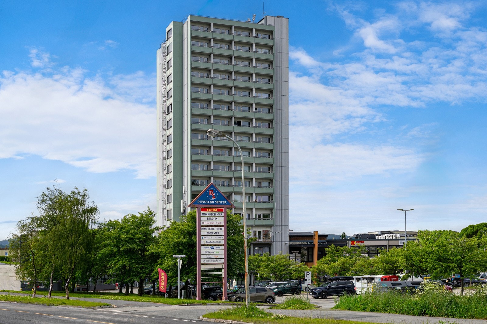 Høyblokka rommer Risvollan senter med et bredt utvalg av dagligvare- og servicefunksjoner, herunder blant annet Coop Extra med post-i-butikk. Galleribilde