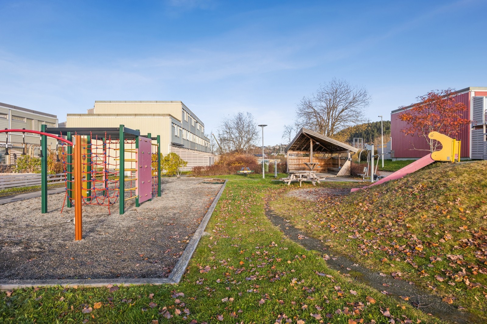 Rekkehuset nyter en fin beliggenhet i et rolig og familievennlig tun, med bilfrie internveier og flere lekeplasser like ved. Galleribilde